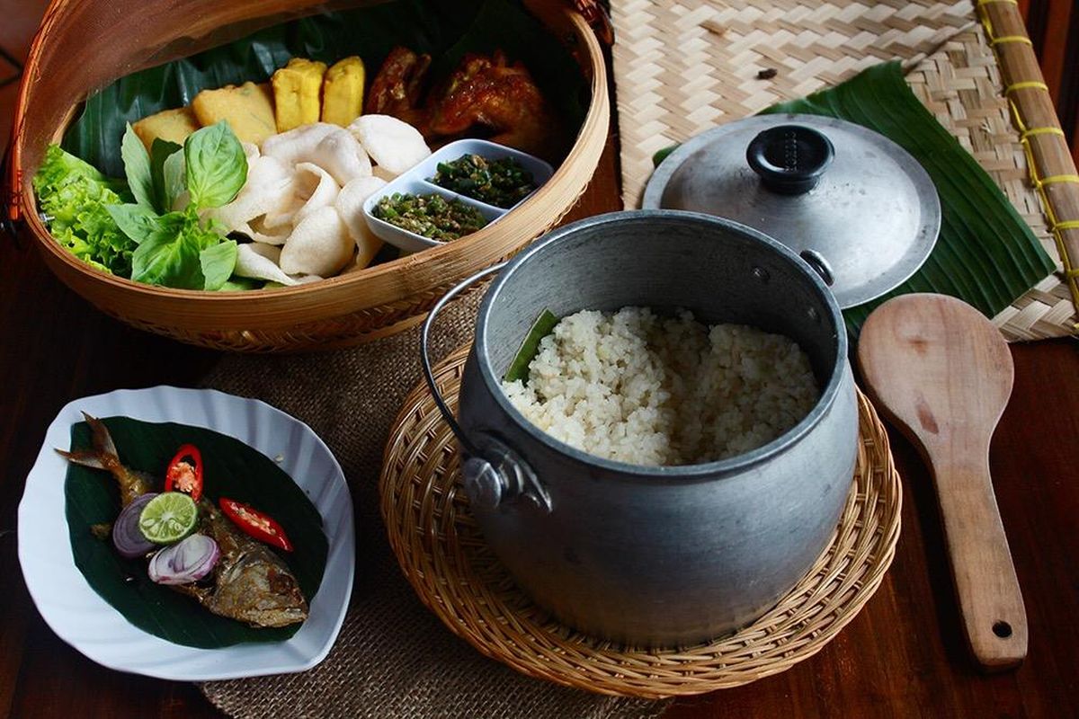 Sajian masakan di Rumah Makan Bumi Aki Cianjur.