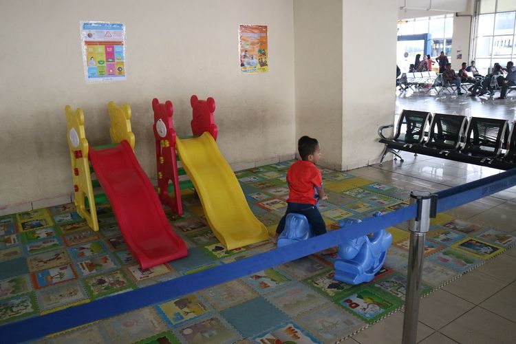 Area bermain anak yang ada di Gedung B Terminal Pulo Gebang. Area ini juga letaknya strategis, memudahkan orang tua dalam mengawasi anak bermain.