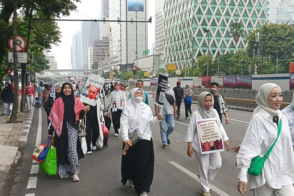 Massa yang ikut hadir dalam Aksi Bela Palestina yang digelar di sekitar area Monumen Nasional (Monas), Jakarta Pusat, Minggu (5/11/2023). Pengamatan di lokasi, massa yang hadir didominasi oleh emak-emak dan juga anak-anak.