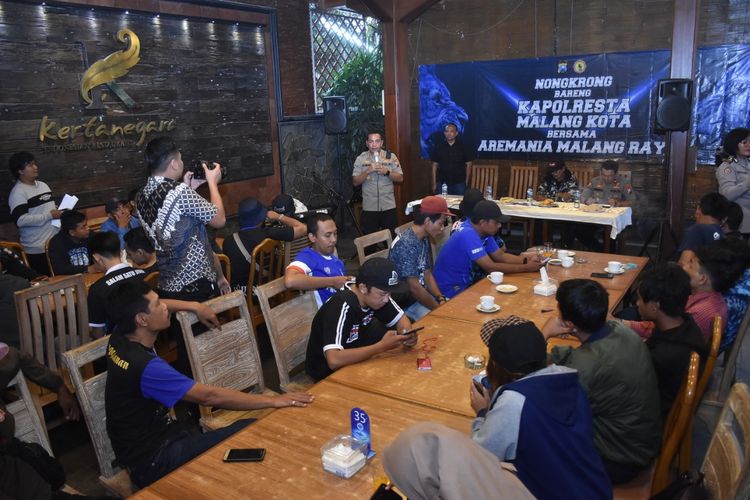 Kapolresta Malang Kota, AKBP Leo Simarmata nongkrong bersama Aremania Malang Raya di Rumah Makan Kertanegara Malang, Jumat (06/03/2020) malam.