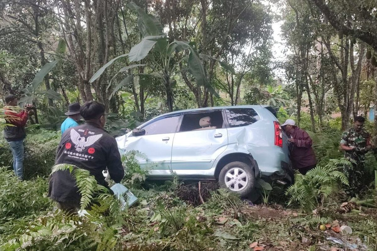 Kondisi mobil Avanza yang terjun ke jurang di wilayah Dusun Sendi, Desa Pacet, Kecamatan Pacet, Kabupaten Mojokerto, Jawa Timur, Rabu (10/7/2024).