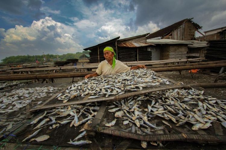 BRI ditugaskan untuk menghasilkan kinerja keuangan yang baik, termasuk membayar pajak dan memberikan dividen kepada pemegang saham sekaligus berperan dalam pemberdayaan masyarakat dan menciptakan dampak sosial yang positif.