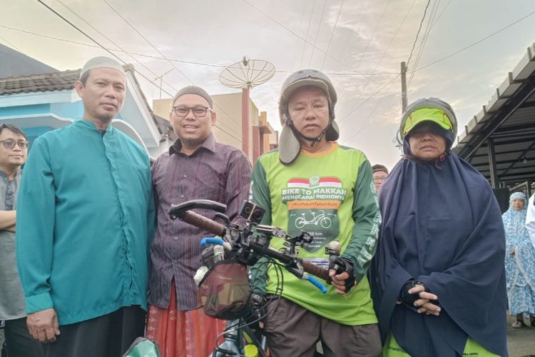 Pasutri Nashrullah Ong dan Erma Hanurasari bersiap berangkat dari halaman Masjid Baitul Arqom, Sumampir, Purwokerto, Kabupaten Banyumas, Jawa Tengah, Minggu (7/5/2023).