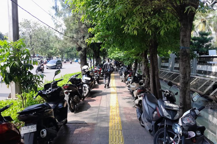 Trotoar Rasuna Said yang Direbut Kendaraan... 