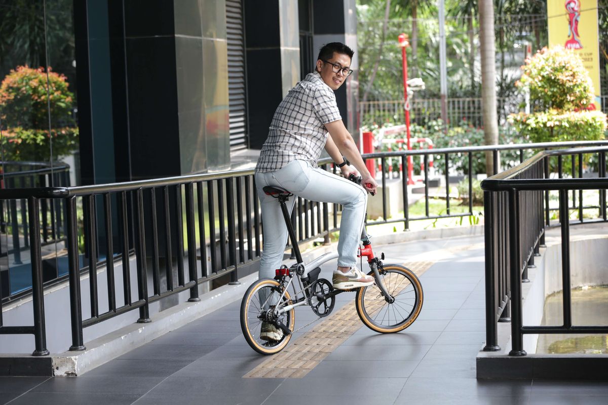Country Manager Brompton Bicycle Indonesia, Kevin Wijaya menunjukkan sepeda Brompton CHPT3 Edisi ke-4 di Jakarta, Kamis (16/3/2023). Pabrikan sepeda lipat asal Inggris, Brompton akan merilis edisi keempat sepeda kolaborasinya dengan merek pakaian untuk bersepeda CHPT3 di Indonesia Jumat (17/3/2023) besok.