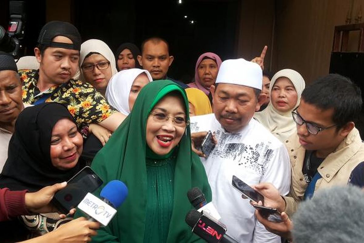 Calon wakil gubernur DKI Jakarta nomor pemilihan satu, Sylviana Murni dan Fahrurrozi Ishaq saat menghadiri sebuah acara yang digelar kelompok majelis taklim Arrohmah di rumah Fahrurrozi di Jalan Masjid, Rawabunga, Jatinegara, Jakarta Timur, Kamis (2/2/2017).