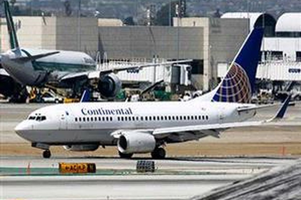 Sebuah pesawat Continental Airlines Boeing 737-724 mendarat di Bandara Internasional Los Angeles 5 Juni 2008, Los Angeles, California.
