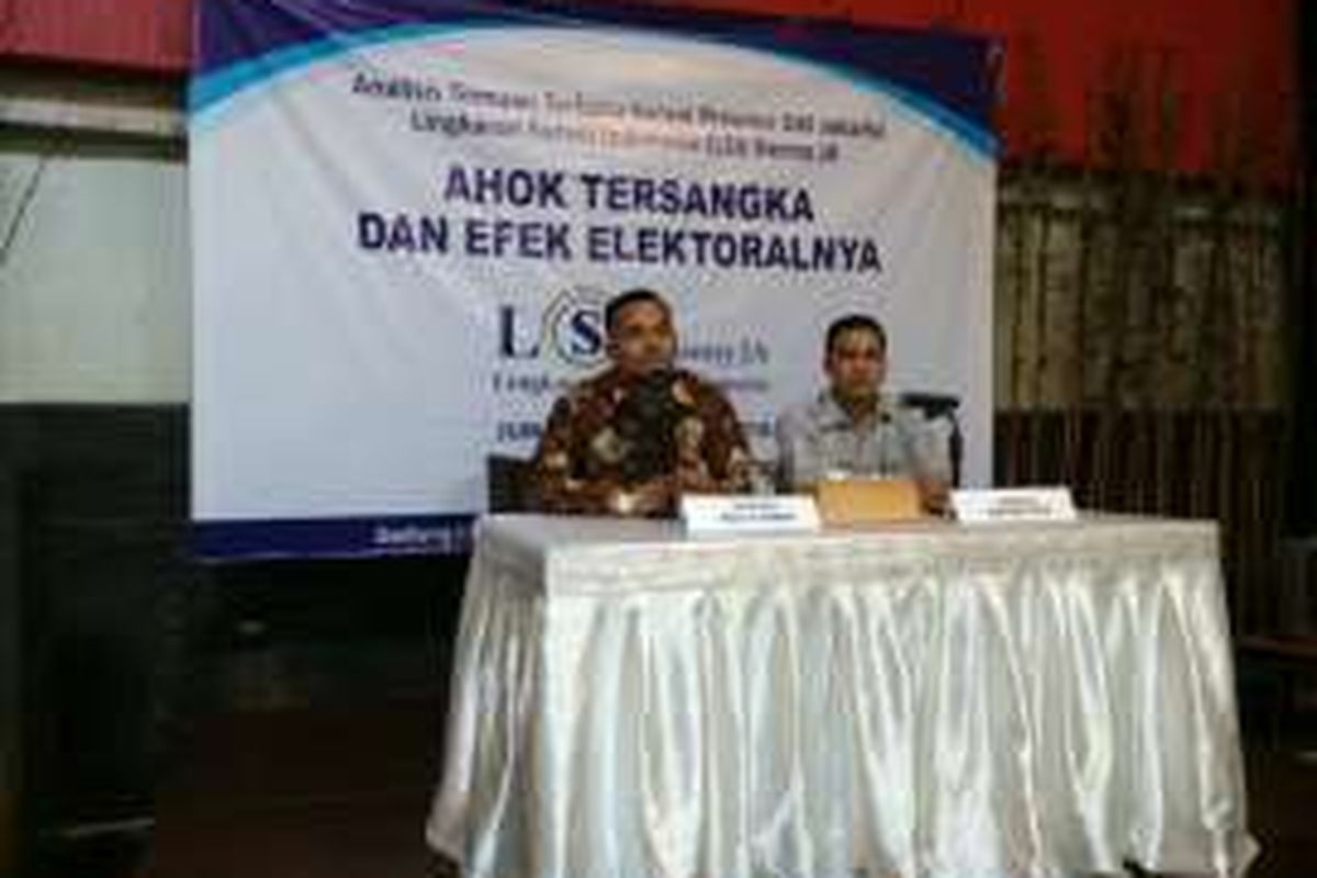 Peneliti LSI Denny JA, Ardian Sopa (kanan foto) dan moderator acara dalam jumpa pers survei lembaga tersebut mengenai 