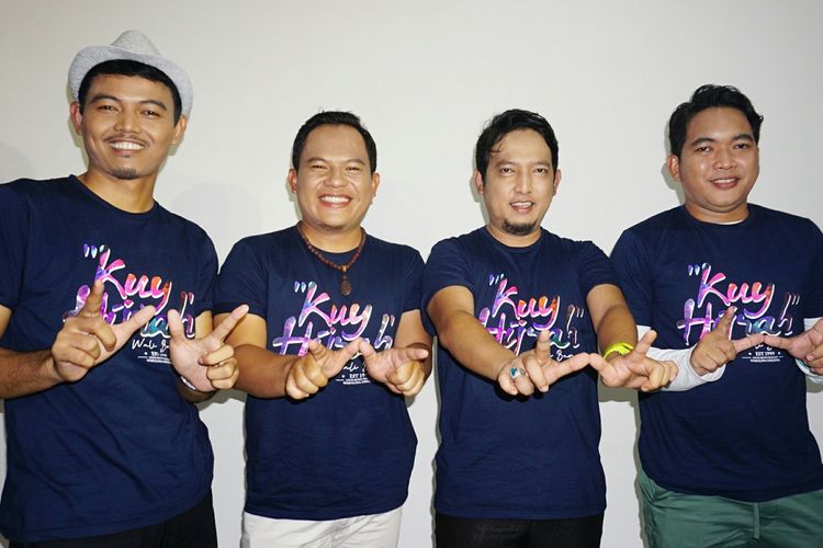 Wali Band yang terdiri dari Ovie (keyboardist), Faank (vokalis), Apoy (gitaris), Tomi (drummer) dalam jumpa pers pembuatan video klip Kuy Hijrah di kawaaan Cilandak, Jakarta Selatan, Selasa (16/4/2019). 