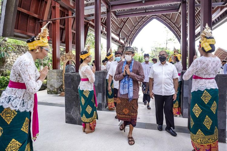 Menparekraf Sandiaga Uno dalam acara re-branding tiga hotel milik Kementerian BUMN di Bali, Kamis (8/4/2021) (dok. Kemenparekraf).