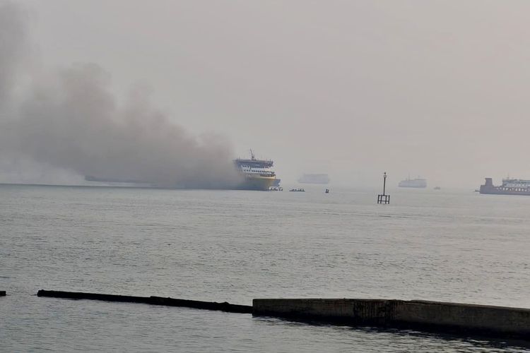 KMP Batumandi Terbakar di Merak Banten, Evakuasi Penumpang Masih Berlangsung