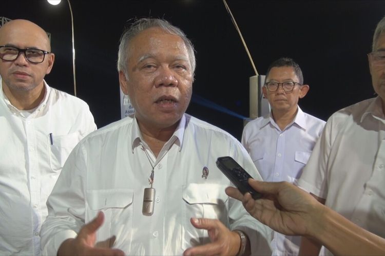 Menteri Pekerjaan Umum Dan Perumahan Rakyat(PUPR) Basuki Hadimuljono, saat di wawancarai di Senggigi Lombok Barat, Senin malam (27/5/2022) di acara hari jadi Badan Pengatur Jalan Tol (BPJT)