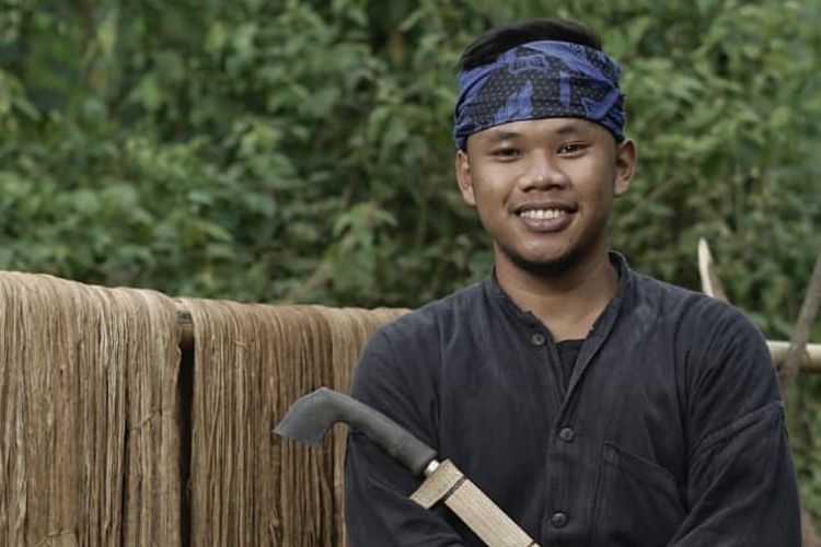 Selain aktif kuliah, Mulyono yang kini berusia 27 tahun juga aktif mengajari anak-anak Baduy membaca.