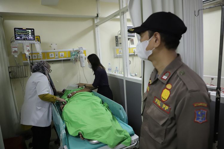 Anggota Satpol PP yang ditabrak pemotor saat bertugas mengantisipasi balap liar dirawat di RSUD dr Soewandie Surabaya, Sabtu (4/3/2023).