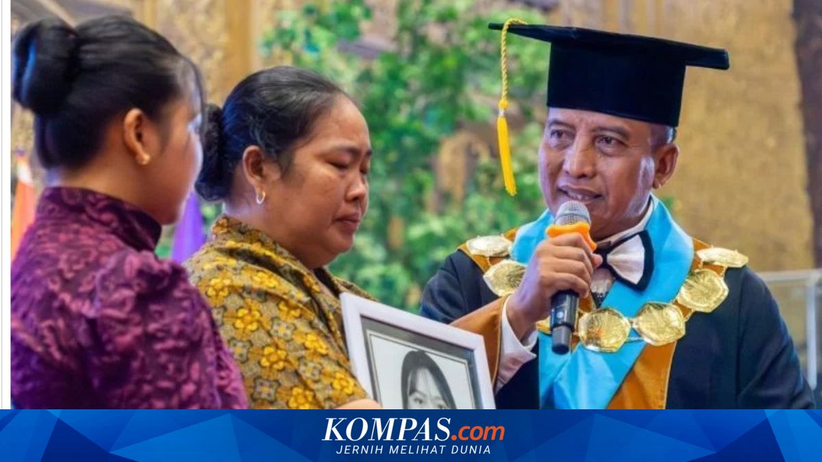 Ibu Gantikan Mendiang Anaknya Saat Wisuda, Unesa Beri Beasiswa ke Adik