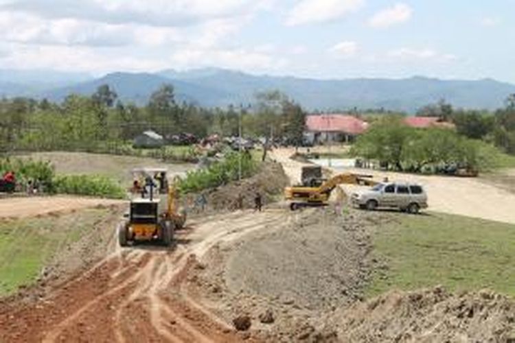 Alat berat sementara membuat jalan dan Helipad di depan kantor Camat Bikomi Utara, Kabupaten Timor Tengah Utara (TTU), NTT yang berbatasan langsung dengan Timor Leste. Di lokasi inilah akan dikunjungi oleh Presiden Joko Widodo, Sabtu (20/12/2014) besok.