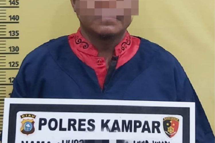 Pelaku ujaran kebencian dan penyebar hoaks soal vaksin saat diamankan di Polres Kampar, Jumat (17/12/2021).