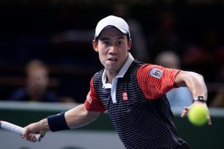 Petenis Jepang, Kei Nishikori, mengembalikan bola ke arah petenis Spanyol, David Ferrer, pada laga perempat final Paris Masters, Jumat (31/10/2014).