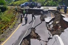 Beredar Foto Jalan Amblas di Sumedang, Polisi Pastikan Itu Hoaks