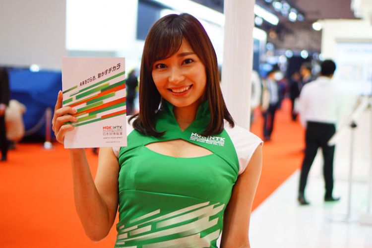 Gadis-gadis cantik masih memanjakan mata pengunjung di hari pembukaan Tokyo Motor Show 2017, Rabu (25/10/2017). 