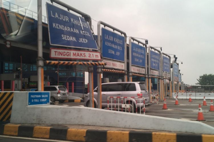 Papan petunjuk di depan Gerbang Tol Cikarang Utama yang terlihat terlepas, Jumat (25/5/2018),