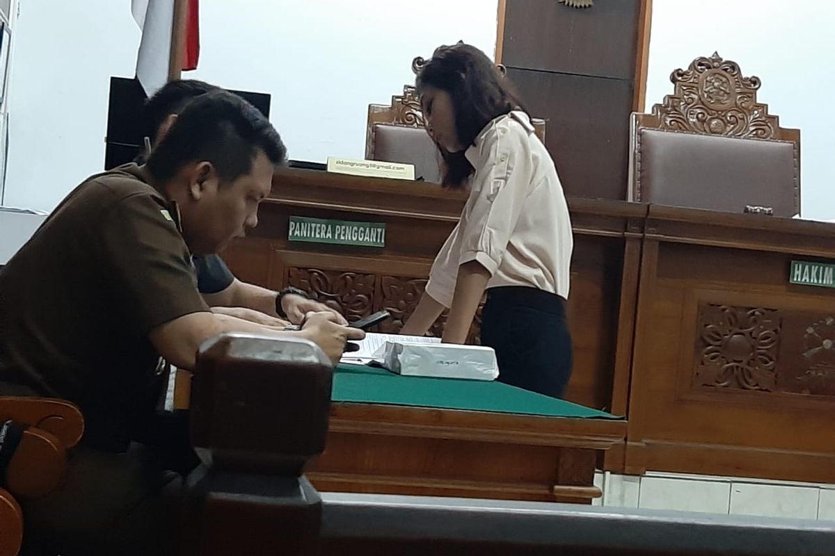 Pengadilan Negeri Jakarta menggelar sidang lanjutan kasus dugaan salah tangkap sopir taksi online, Ari Darmawan (21), Rabu (12/2/2020) sore. Saksi pertama yang dihadirkan adalah pelapor sekaligus korban bernama Suhartini.  