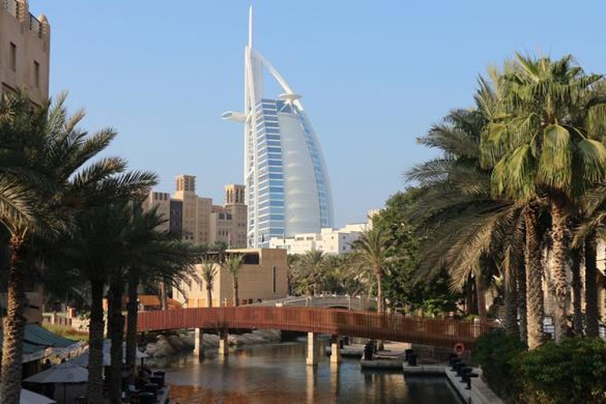 Burj Al Arab tampak dari Madinat Jumeirah the Arabian Resort. 