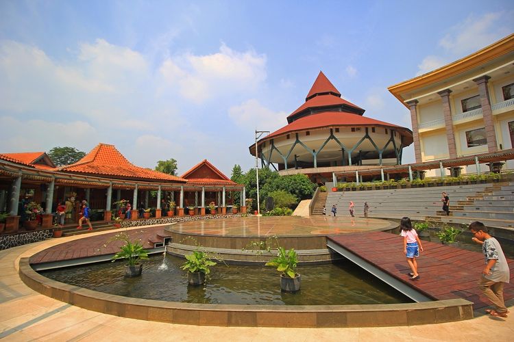 Kampung Budaya Betawi Setu Babakan, Jakarta DOK. Shutterstock/CAHYADI SUGI