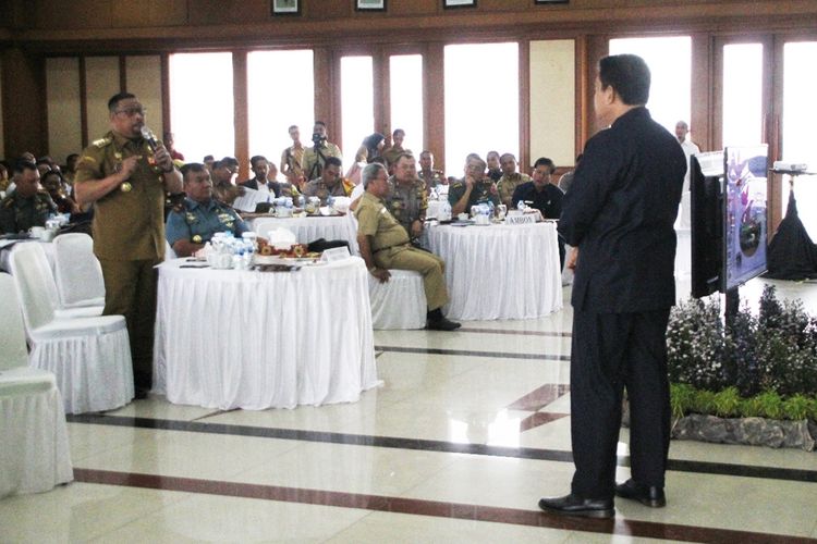 Gubernur Maluku Murad Ismail saat menyampaikan permintaan penambahan APBD di hadapan Direktur Fasilitas Kepala Daerah Dan Pereakilan Rakyat Daerah Dirjen Otonomi Daerah Kemendagri, Budi S. Sudarmadi saat Rapat Koordinasi Gubernur bersama Bupati-Walikota se-Maluku Tahun 2019 di aula lantai tujuh kantor Gubernur Maluku, Ambon, Selasa (10/9/2019).