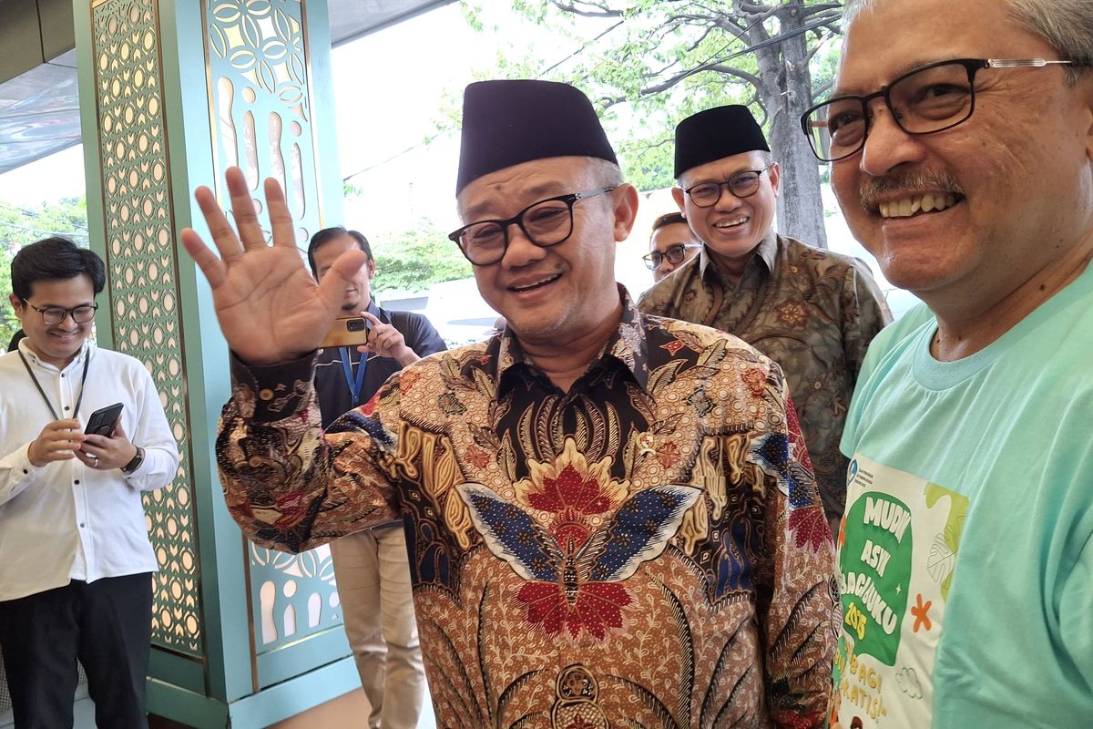 Menteri Pendidikan Dasar dan Menengah saat menghadiri acara Mudik Asyik Baca Buku 2025 di Stasiun Pasar Senen, Jakarta Pusat, Rabu (26/03/25).
