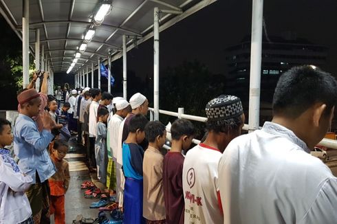 Terenyuh Warga Tarawih di JPO, Sandiaga Perintahkan Lurah Cari Tempat Alternatif