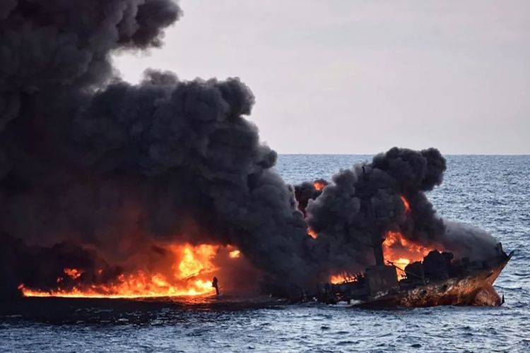 Api membakar kapal tanker milik Iran di lepas pantai timur China, Minggu (14/1/2018). Otoritas Iran mengkhawatirkan tidak adanya korban selamat di antara 32 awak kapal yang terbakar sebelum akhirnya tenggelam tersebut.