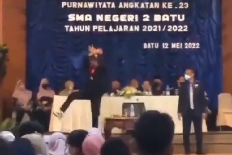 Video viral memperlihatkan seorang pelajar sedang melakukan selebrasi layaknya pemain sepakbola Cristiano Ronaldo saat momen acara resmi kelulusan di salah satu sekolah yang berada di Kota Batu, Jawa Timur.