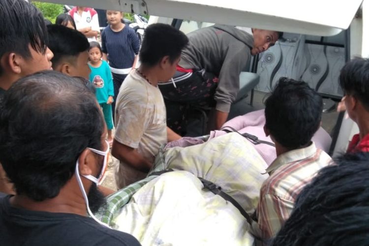 Warga mengevakuasi jasad Alfian(16) seorang pelajar di kabupaten Bombana yang tewas dililit ular saat hendak menuju air terjun di Gunung Kahar, Bombana, Sulawesi Tenggara. (foto istimewa)
