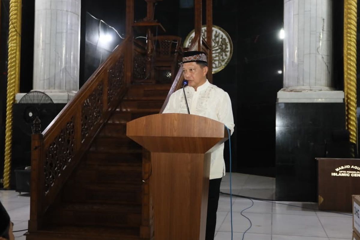 Menteri Dalam Negeri (Mendagri) sekaligus Ketua Satuan Tugas (Kasatgas) Percepatan Rehabilitasi dan Rekonstruksi Pascabencana Wilayah Sumatera Muhammad Tito Karnavian saat mengikuti salat Tarawih bersama masyarakat Kota Lhokseumawe di Masjid Agung Islamic Centre Lhokseumawe, Aceh, Jumat (20/2/2026).
