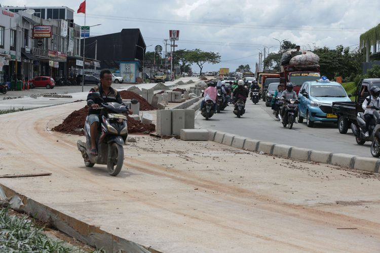 Pengendara melintasi kemacetan lalu lintas yang terjadi di Jalan Grand Depok City, Tirtajaya, Sukmajaya, Depok dampak proyek rehabilitasi jalan, Selasa (13/112/2022).