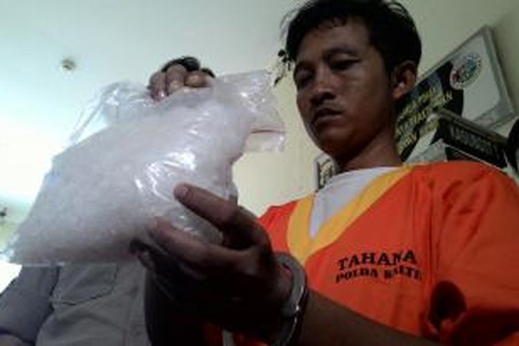 Leo Susanto, warga jalan Mulawarman di Balikpapan, beserta barang bukti 1 Kg sabu.