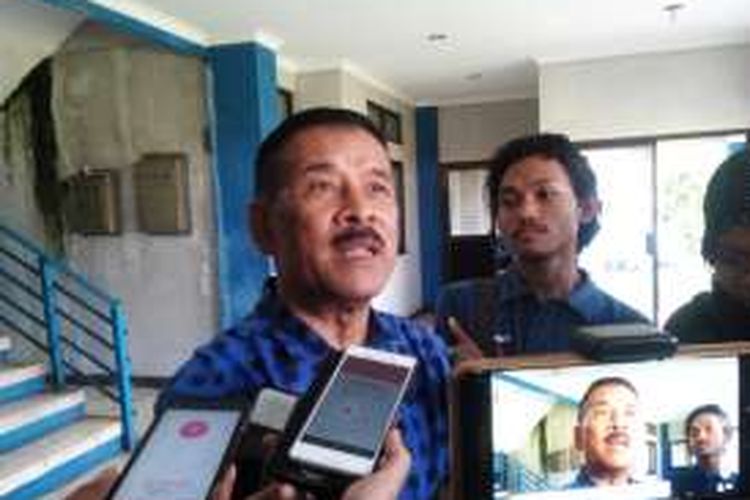 Manager Persib Bandung Umuh Muchtar saat ditemui wartawan di Mes Persib, Jalan Ahmad Yani, Senin (18/7/2016)