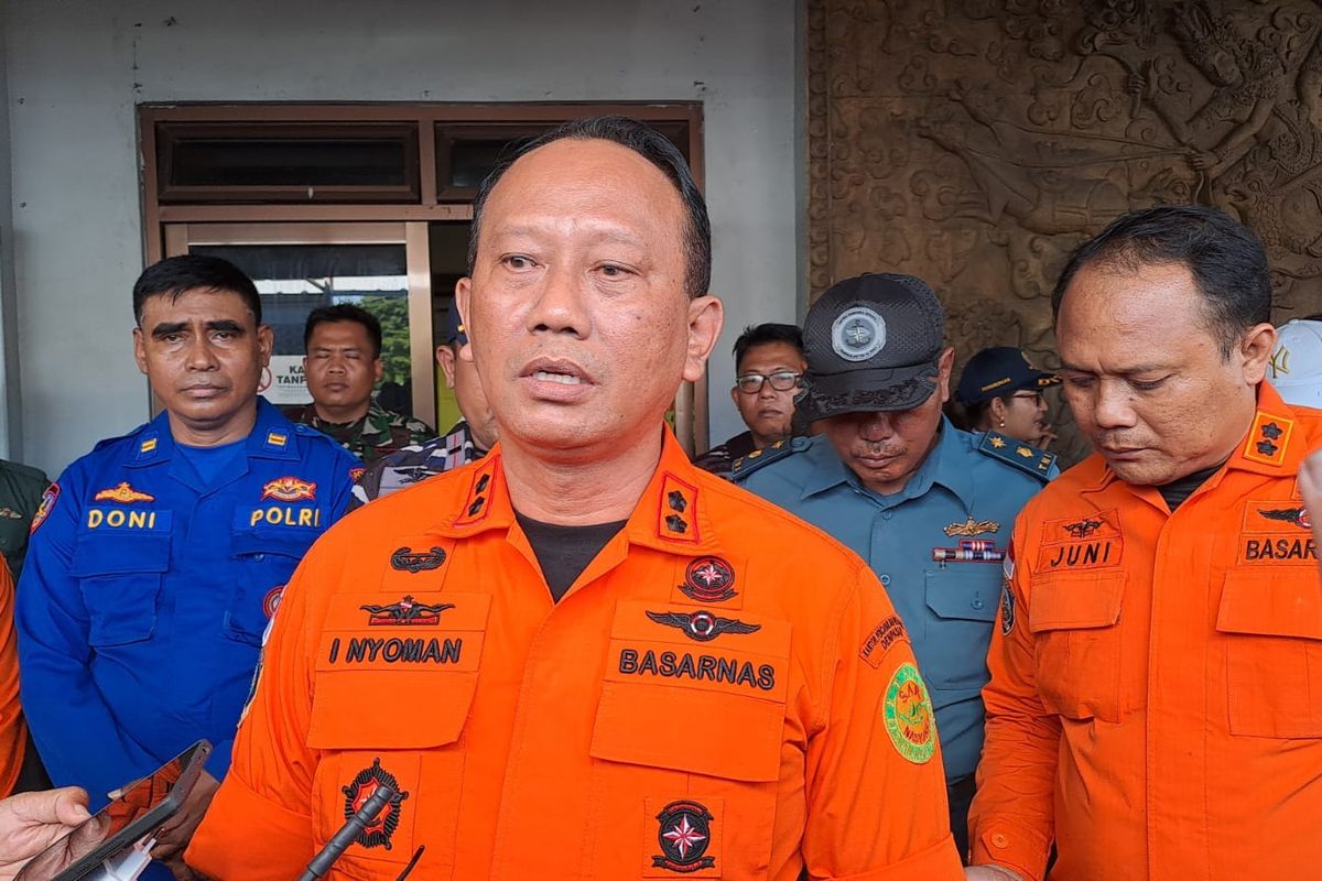 Kepala Basarnas Bali, I Nyoman Sidakarya memberikan keterangan terkait pencarian penumpang KMP Tunu Pratama Jaya yang tenggelam di Selat Bali, Kamis (3/7/2025)