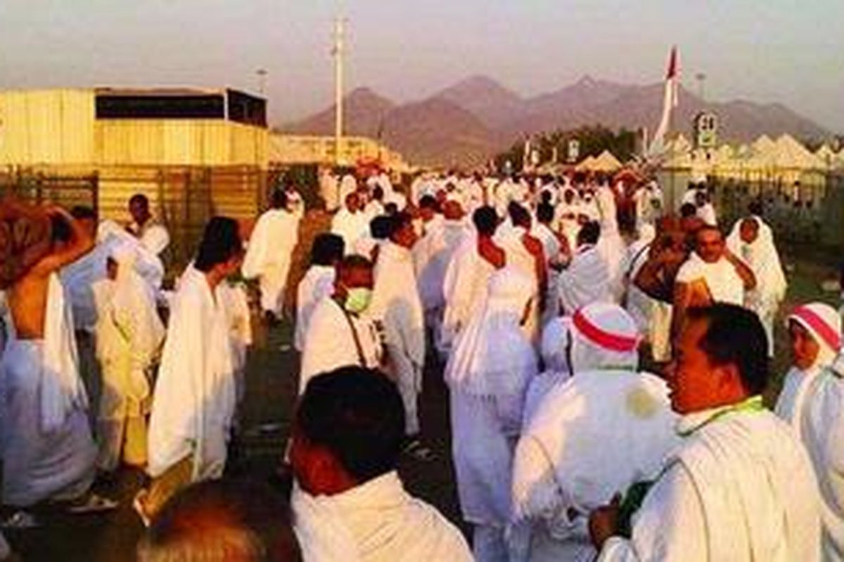 Jemaah haji Indonesia mengisi waktu dengan berjalan-jalan di sekitar tenda mereka, Senin (15/11/2010) di Padang Arafah. Seluruh jemaah haji menunggu waktu wukuf, yang merupakan puncak ibadah haji, selepas tengah hari hingga menjelang maghrib.