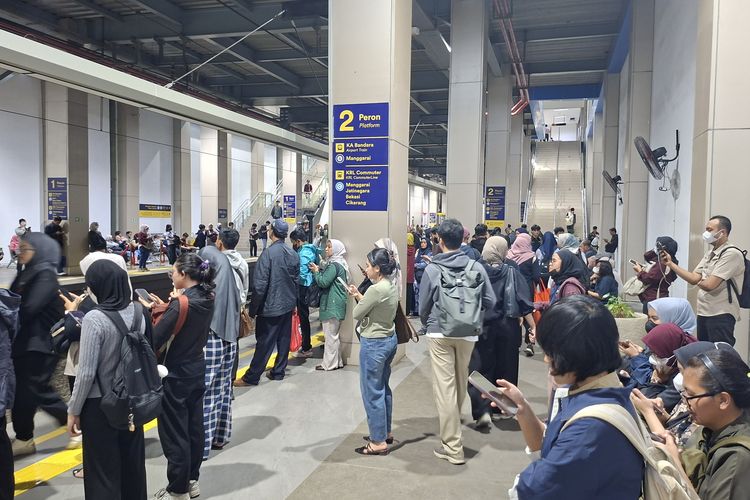 Jam Pulang Kerja, Stasiun BNI City Dipadati Penumpang Imbas Stasiun Karet Ditutup