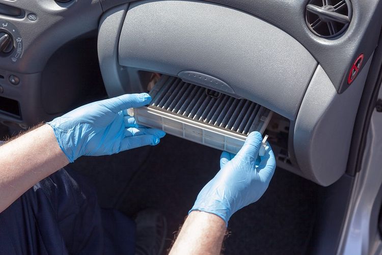 Ilustrasi membersihkan filter AC di mobil