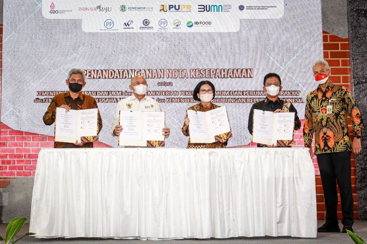 Penandatanganan Nota Kesepahaman (Memorandum of Understanding/MoU) antara Kementerian Koperasi dan UKM (KemenKopUKM), Kementerian PUPR, Kementerian BUMN, dan Kementerian Perhubungan (Kemenhub) di Rest Area KM 260B Banjaratma, Brebes, Jawa Tengah, Jumat (15/7/2022).