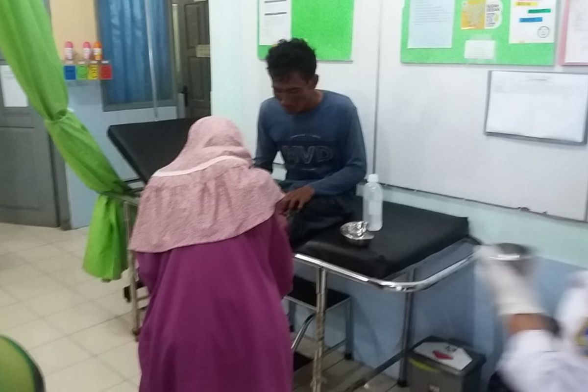 Salah seorang awak kapal menjalani perawatan setelah berhasil dievakuasi, Rabu (2/1/2019).