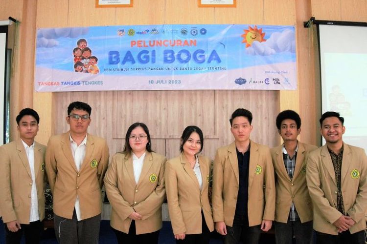 Mahasiswa Unpar saat acara peluncuran peluncuran program Bagi Boga di Aula Kecamatan Cidadap, Kota Bandung, Jawa Barat, Senin (10/7/2023).