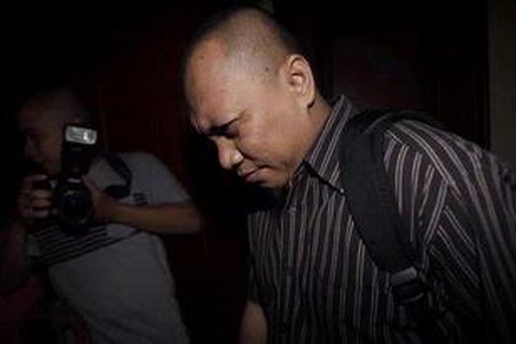  Terdakwa Gayus Halomoan Tambunan meninggalkan ruang sidang Pengadilan Tindak Pidana Korupsi, Jakarta, Senin (20/2/2012). Majels hakim batal membacakan putusan terhadap mantan karyawan Dirjen Pajak tersebut dalam kasus dugaan suap terkait kepengurusan keberatan pajak PT Metropolitan Retailmart.  