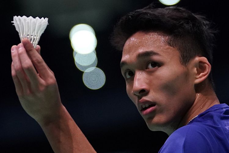 Pebulu tangkis Indonesia Jonatan Christie bersiap mengganti kok saat melawan pebulu tangkis Kamboja Chanmara Tep dalam perempat final beregu putra SEA Games XXIX Kuala Lumpur di Axiata Arena, kawasan Bukit Jalil, Malaysia, Selasa (22/8/2017). Tim beregu putra Indonesia lolos ke semifinal setelah mengalahkan Kamboja 3-0 dan akan berhadapan dengan Thailand pada Rabu 23 Agustus 2017. ANTARA FOTO/Sigid Kurniawan/ama/17.