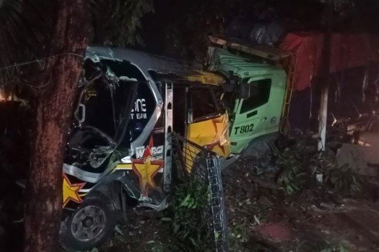 Tabrakan beruntun terjadi di jalur ekstrem Nyalindung, di Desa Padanaan, Kecamatan Paseh, Kabupaten Sumedang, Selasa (11/10/2022) malam.