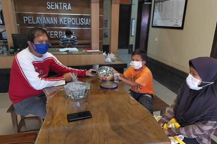 Moch.Hafidh (9) bersama ibunya Rikoh Rotikoh tengah menyumbangkan tabungan Hafidh untuk dibelikan APD (Alat Pelindung Diri) yang dibutuhkan para tenaga medis saat ini. Sumbangan itu diberikan kepada Kapolsek Dayeuhkolot Kompol Sudrajat