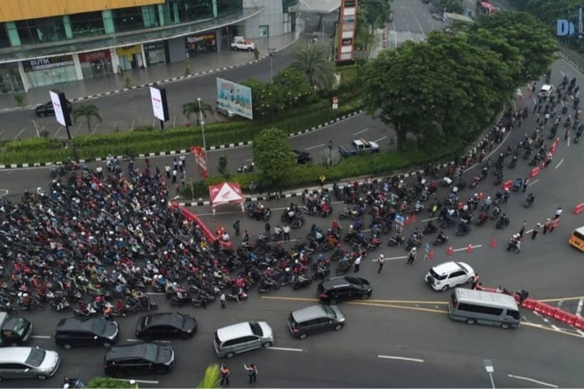 Kemacetan lalu lintas terjadi di Bundaran Waru atau tepatnya di perbatasan Surabaya dan Sidoarjo, Jawa Timur, saat hari pertama Pembatasan Sosial Berskala Besar di Kota Pahlawan, Selasa (28/4/2020)